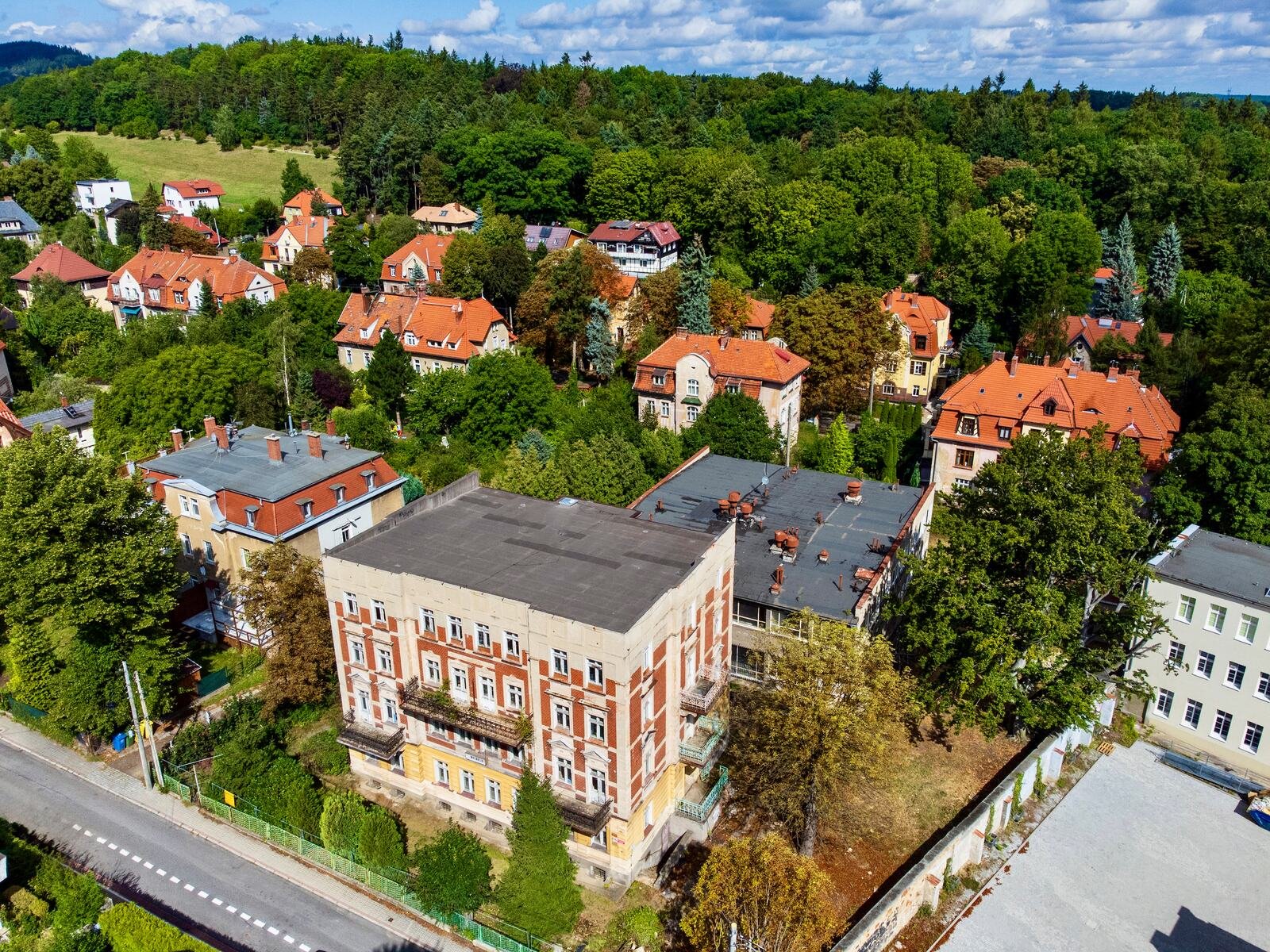 Zdjęcie lotnicze zespołu Magnolia od południa, widoczna ulica Kopernika i obie działki.