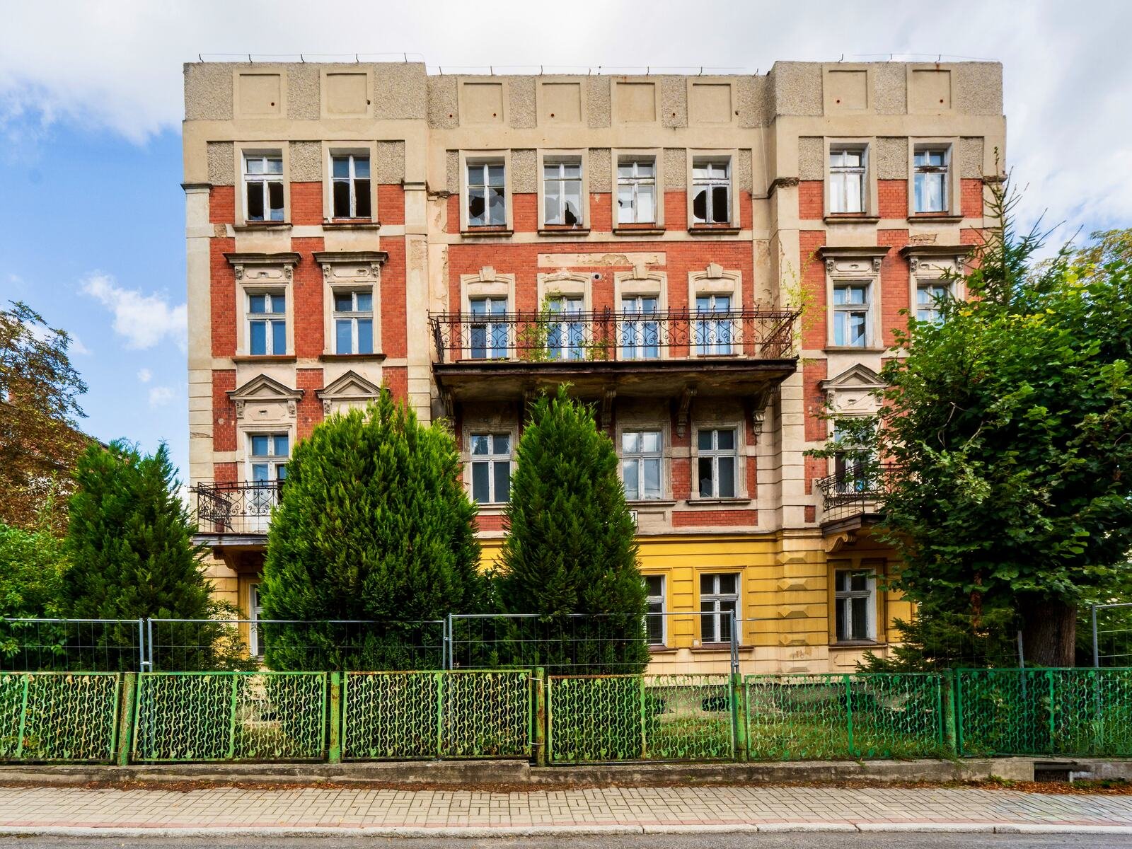 Elewacja frontowa budynku widziana z poziomu ulicy Kopernika.